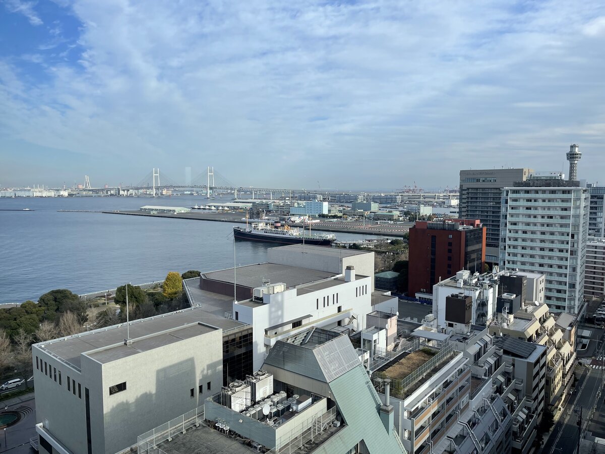 リビング　ハイアットリージェンシー横浜：ホテルのリビングルーム、テーブルにワインボトルとグラスが...