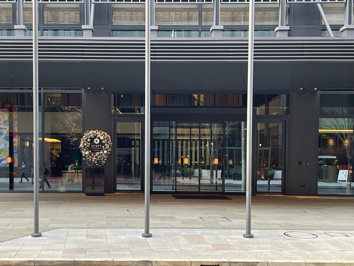 ハイアットリージェンシー横浜：ホテルのラウンジ。ソファ、椅子、テーブル、テレビがある。