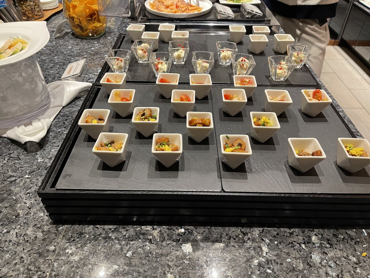 ラウンジ　ハイアットリージェンシー横浜：コーヒーメーカー、コーヒー豆、カップ、グラスが並んだカウ...