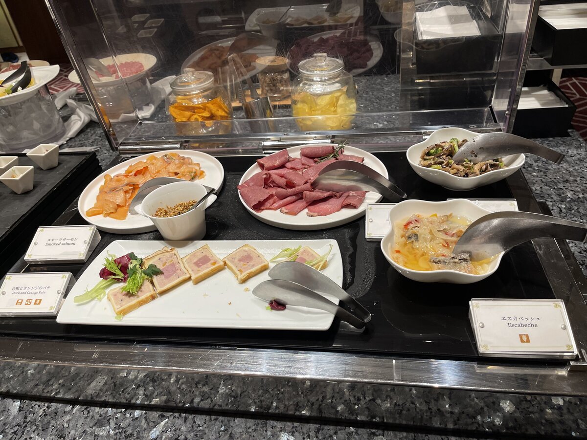 ラウンジ　ハイアットリージェンシー横浜：ビュッフェ形式の料理が並んでいる様子