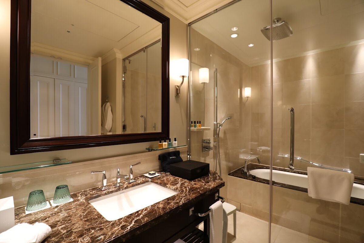 八重北食堂：和食のお膳。つゆ、薬味、小鉢料理が並ぶ