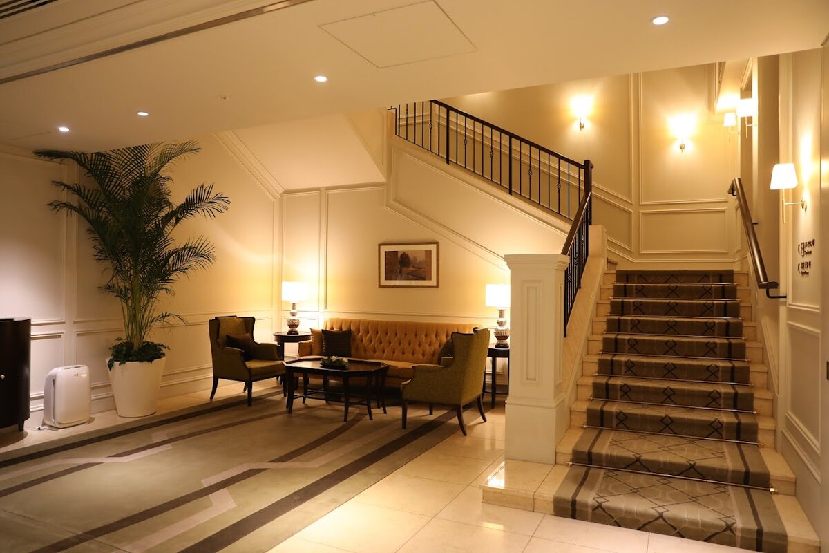 東北・山形・秋田・北海道・上越・北陸(長野経由)新幹線, NewDays：駅の発車標と売店の看板