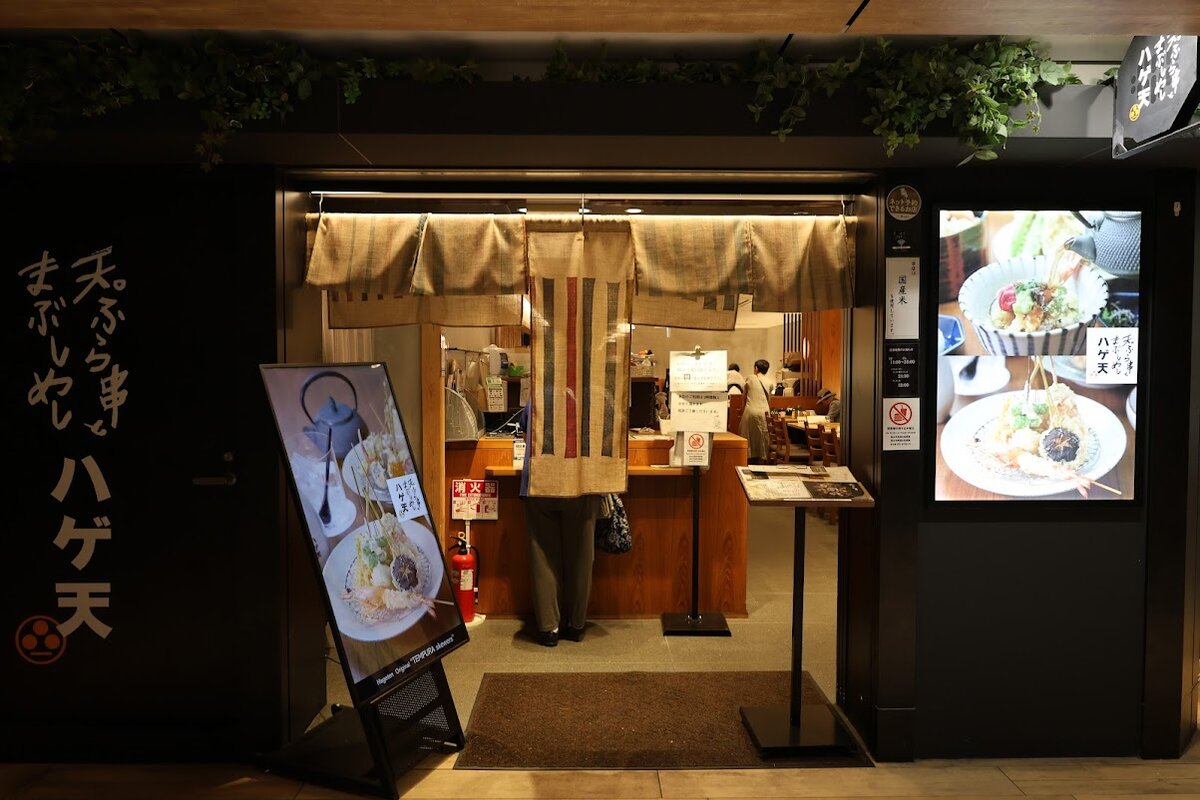 東京駅：夜の東京駅舎と周辺の風景