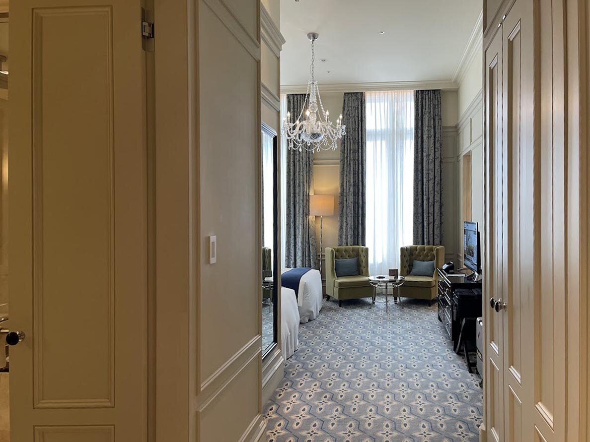 東京ステーションホテル：ホテルの部屋、窓からの眺めは皇居外苑、日本国旗が見える