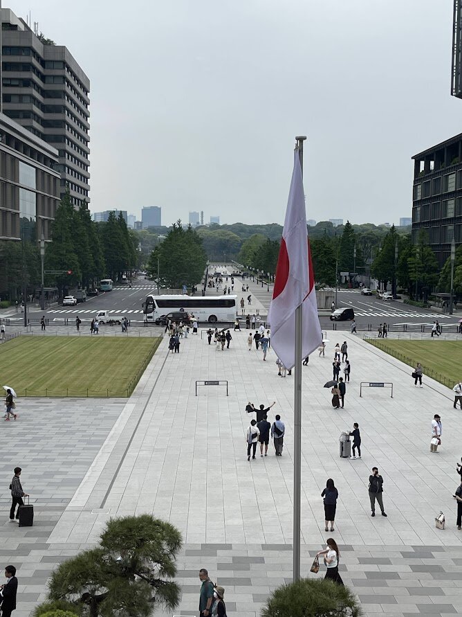 東京駅：夜の東京駅舎と周辺のビル群