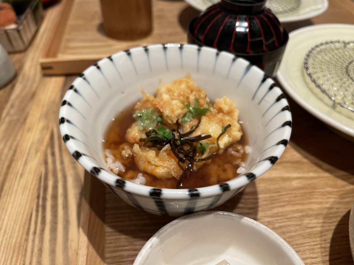 東京ステーションホテル：ドーム型の天井が特徴的な建物内部。複数人が歩いている。