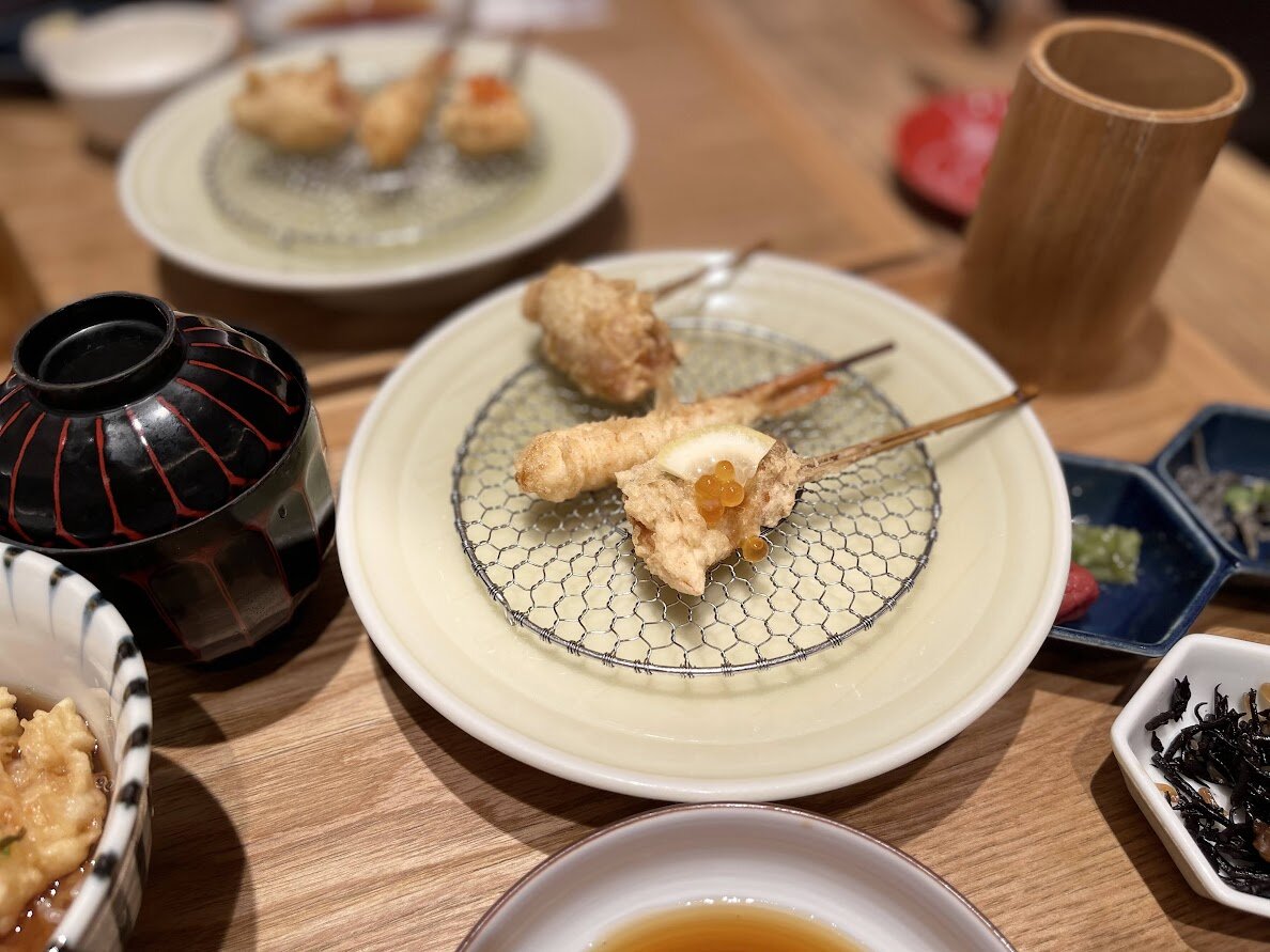東京駅：レンガ造りの建物、窓に明かりが灯っている