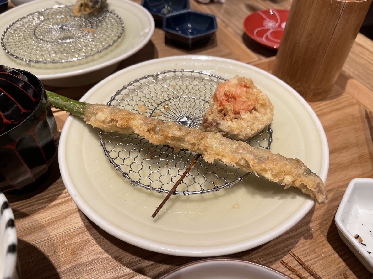東京ステーションホテル：駅構内の風景。複数の人が写っている。