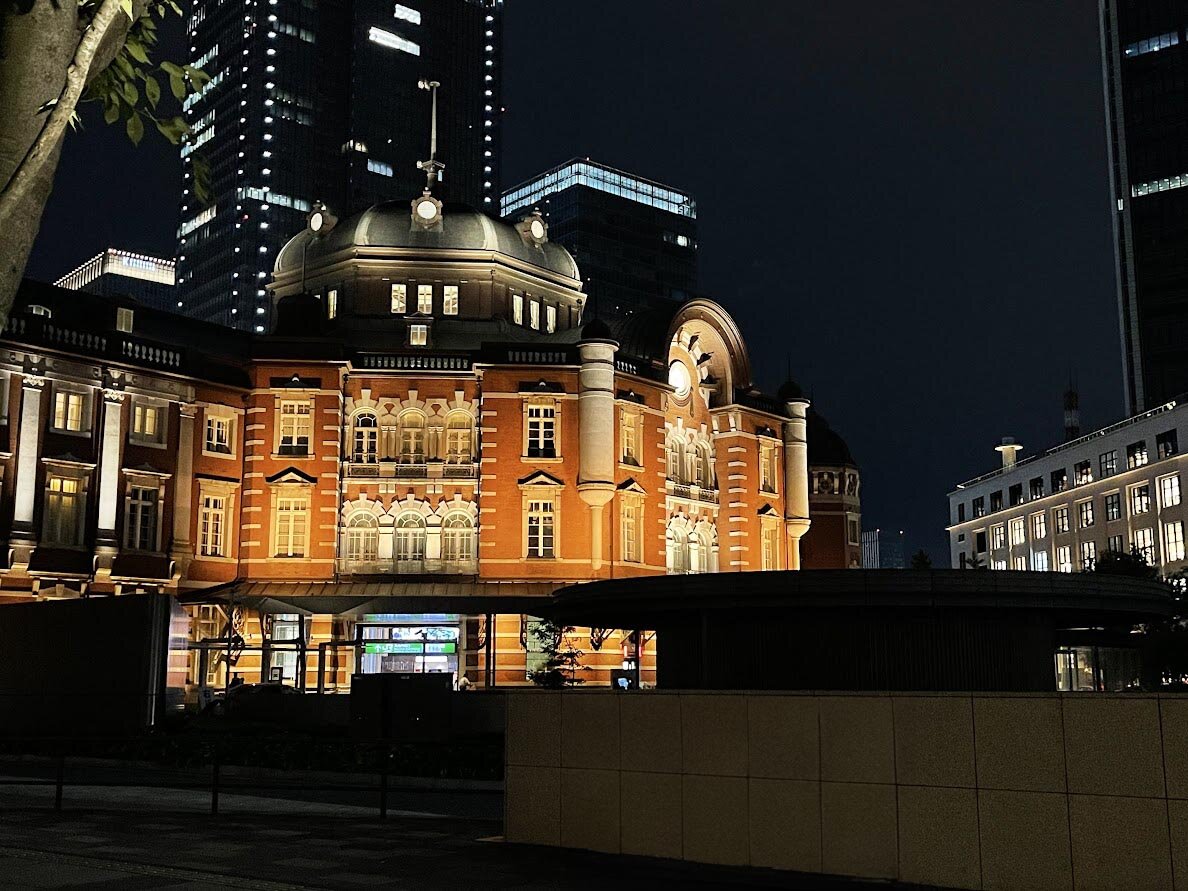 VIEW GOLD LOUNGE：室内のテーブルと椅子、観葉植物