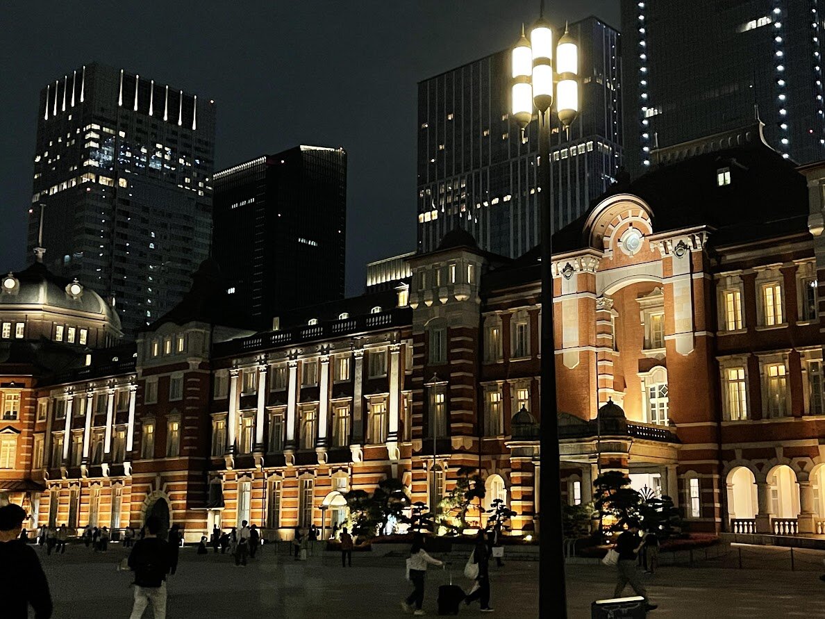 VIEW GOLD LOUNGE：ティーポットとティーカップ