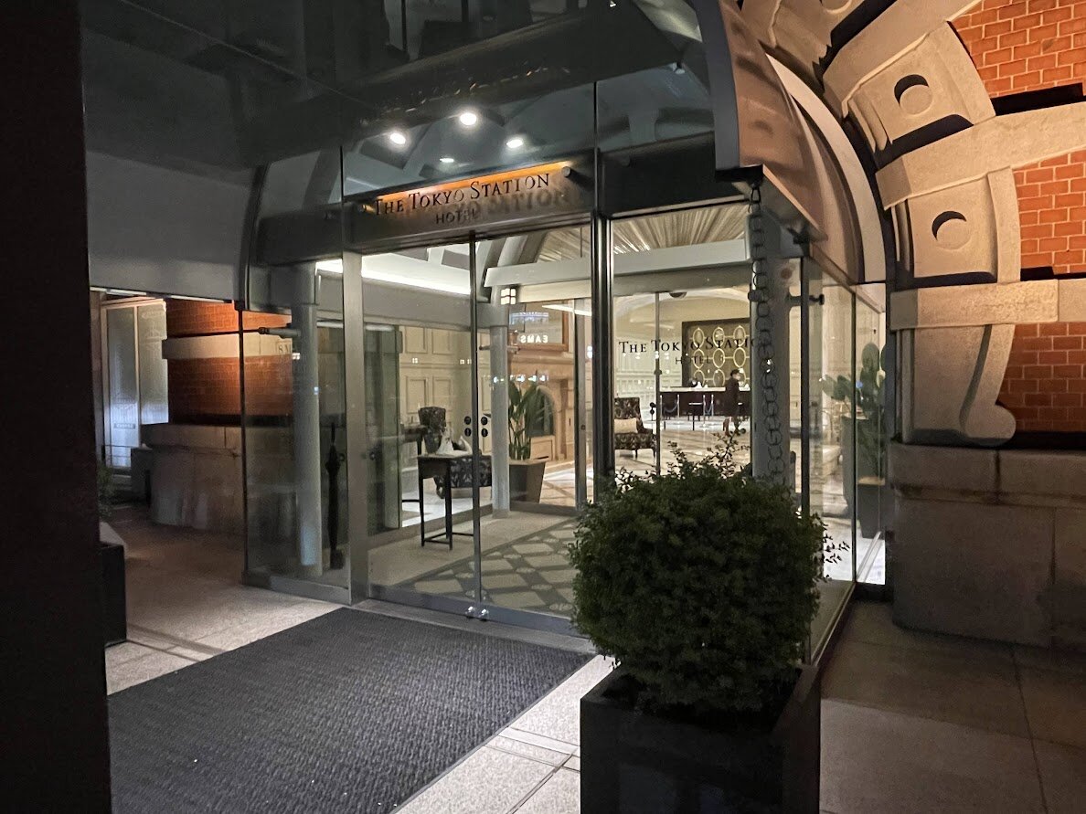 VIEW GOLD LOUNGE：ホテルのロビー、花瓶、書籍、デジタル時計