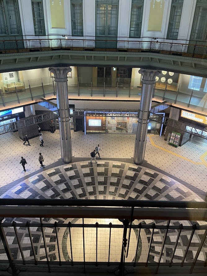 はやぶさ：駅のホームに停車中の新幹線と電車