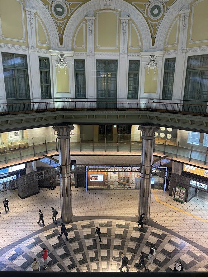 はやぶさ：新幹線の外観。窓から人が見える。