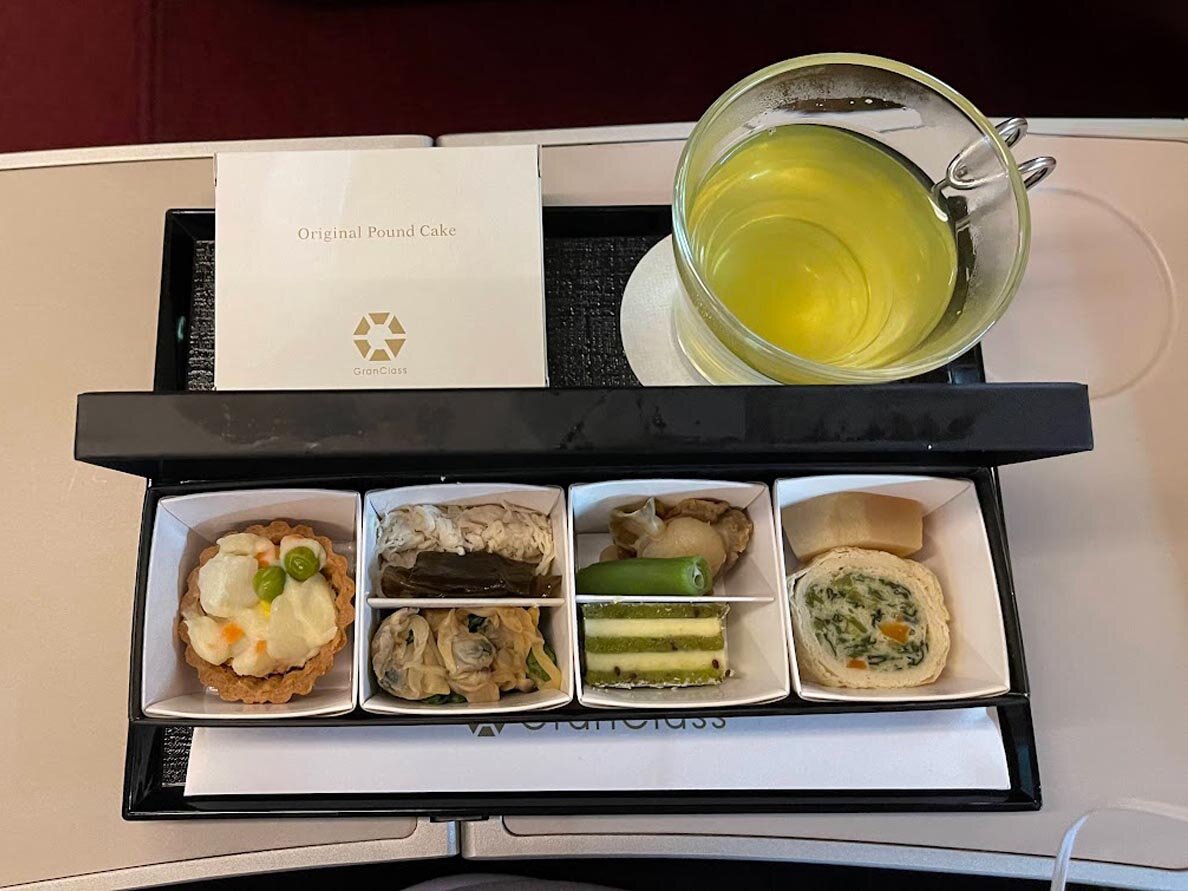 東京駅：夜の東京駅周辺の風景。駅舎と高層ビル群が見える。