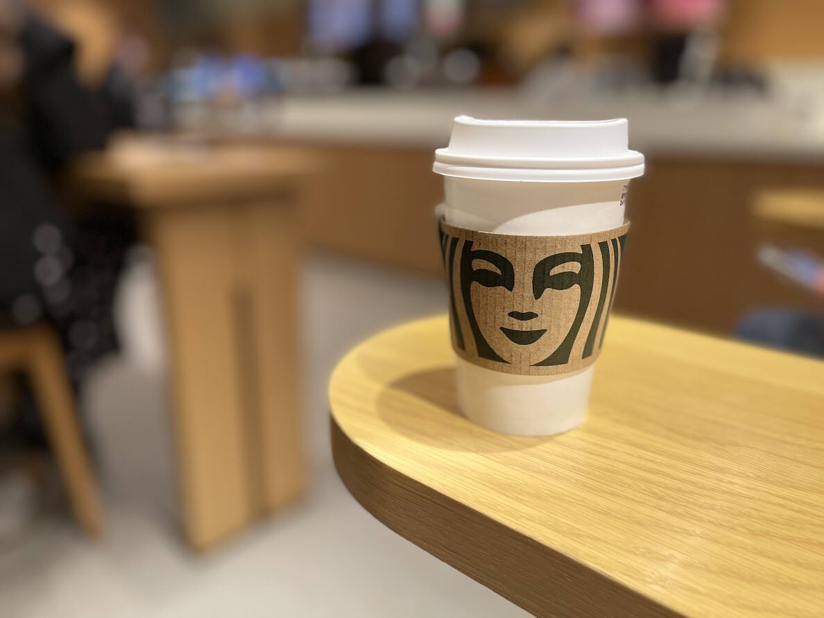 スターバックス コーヒー 東京ミッドタウン八重洲店：スターバックスのコーヒーカップがテーブルに置かれている