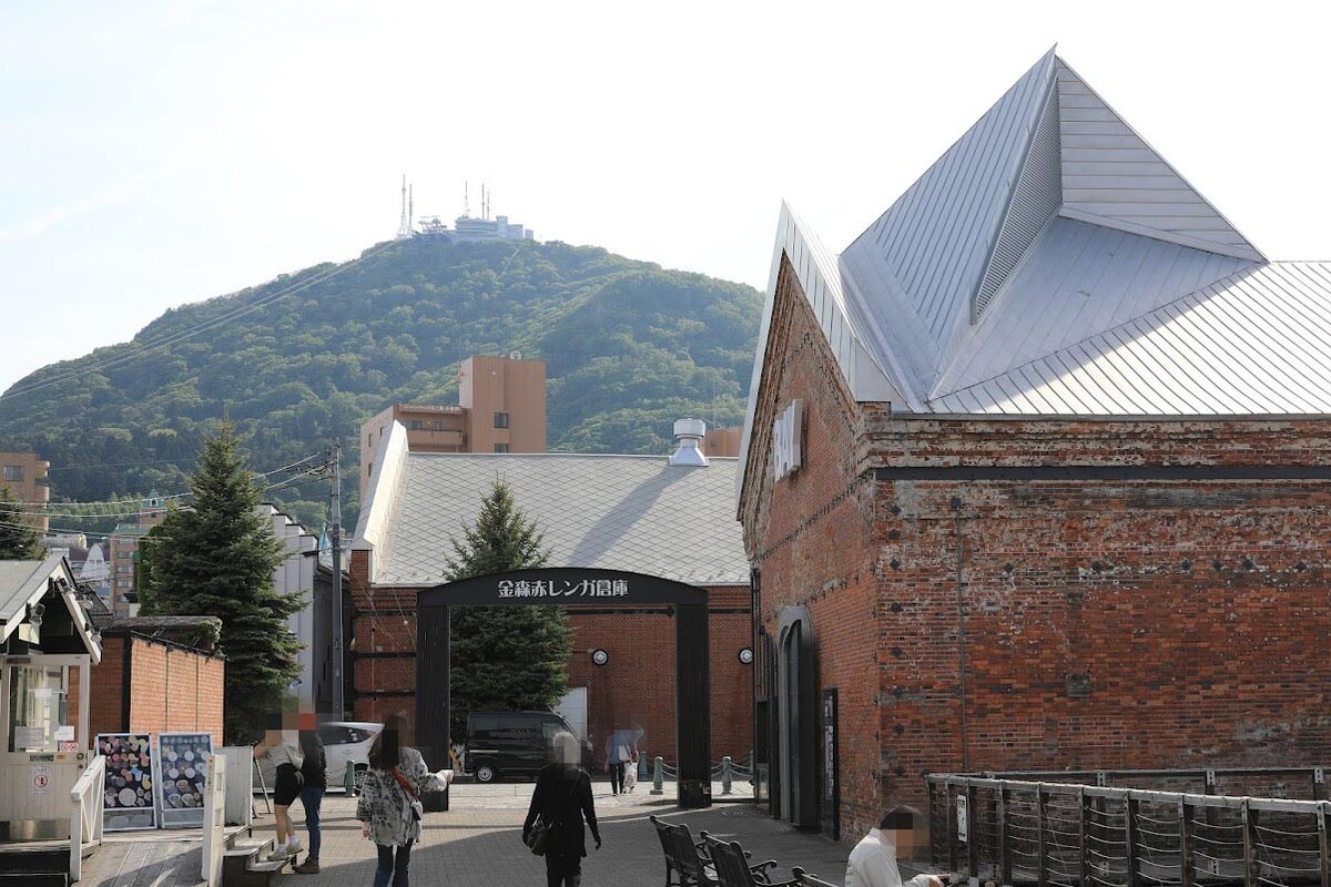 金森赤レンガ倉庫：赤レンガ倉庫と山。