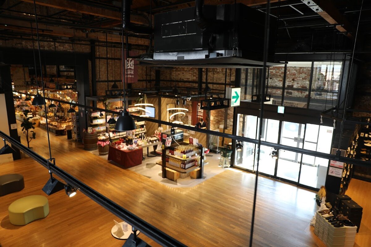 金森赤レンガ倉庫：港の風景、倉庫群と船が見える