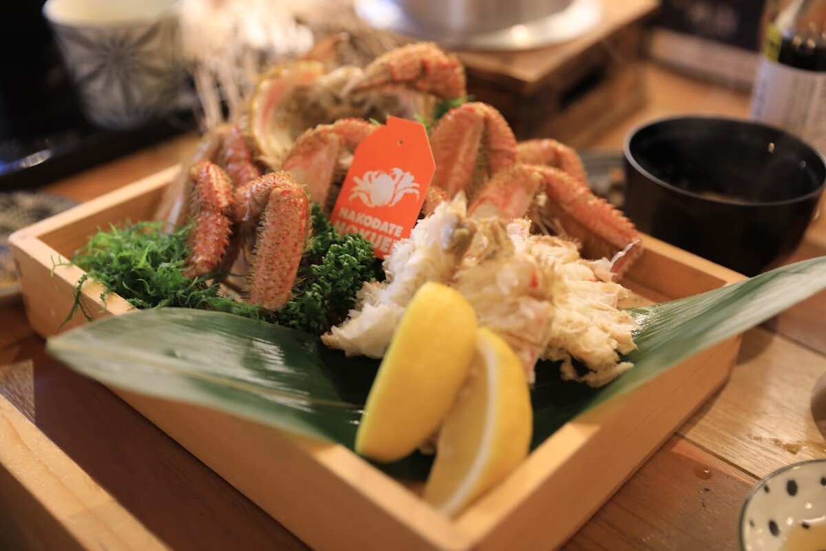 画廊 Carl Raymon：ヨーロッパ風の建物外観と看板