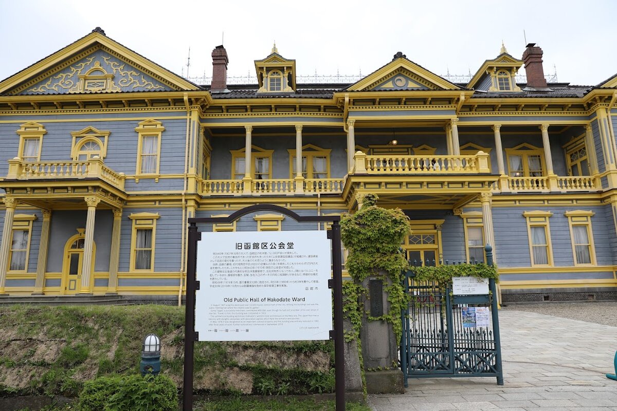 食品サンプルが並んだショーケース