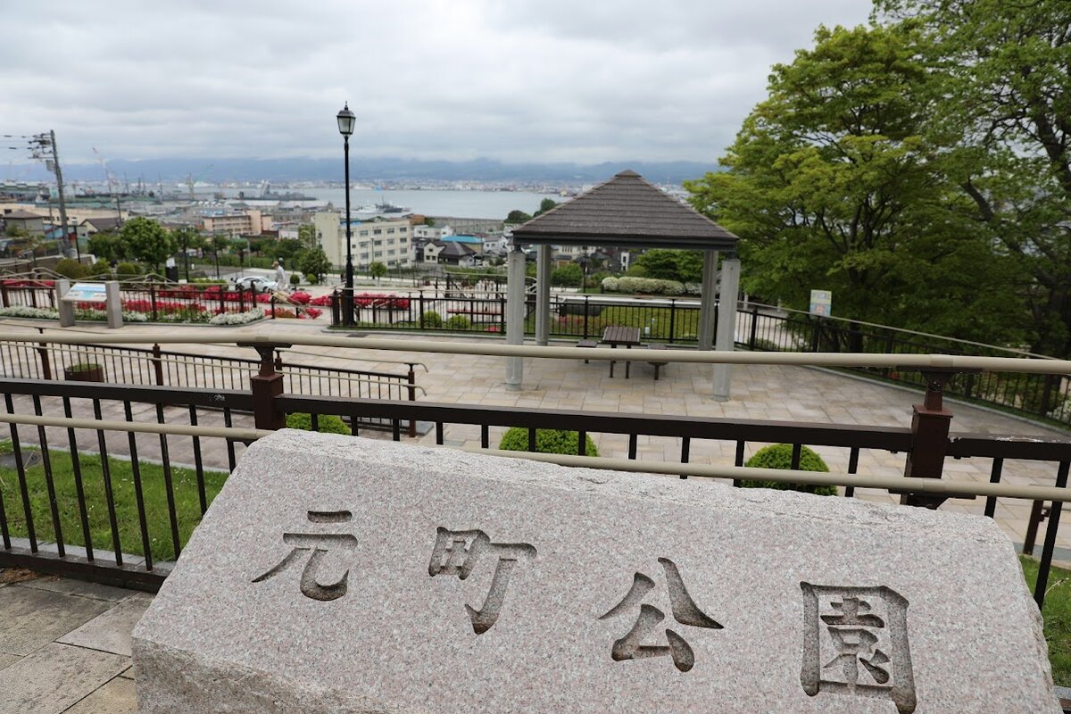 函館駅 湯の川温泉, 赤レンガ倉庫群, 函館山：街の風景、道路標識あり