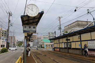 展望台からの眺望。街並みと海が見える。