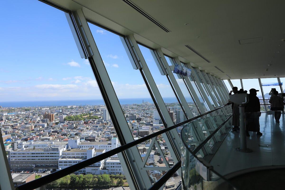 函館ハリストス正教会：函館ハリストス正教会の外観。青空。
