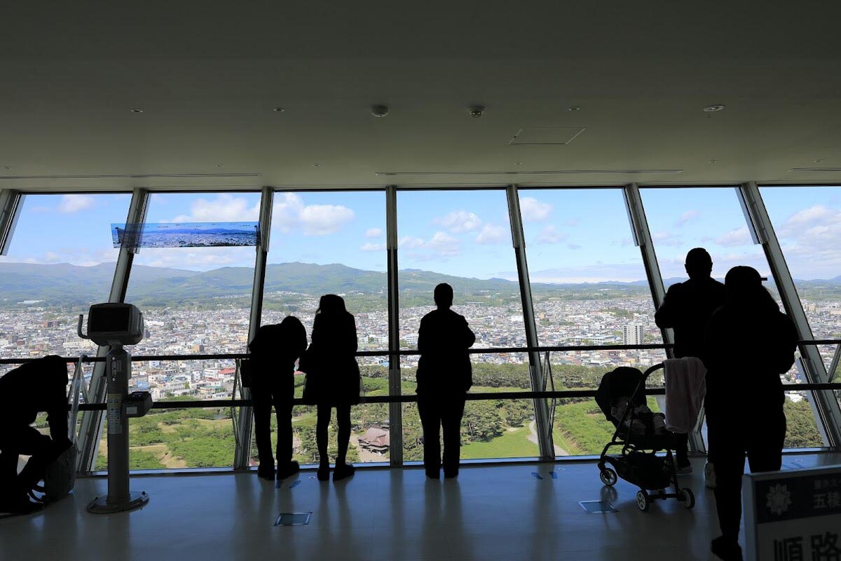 石畳の坂道と古い建物。