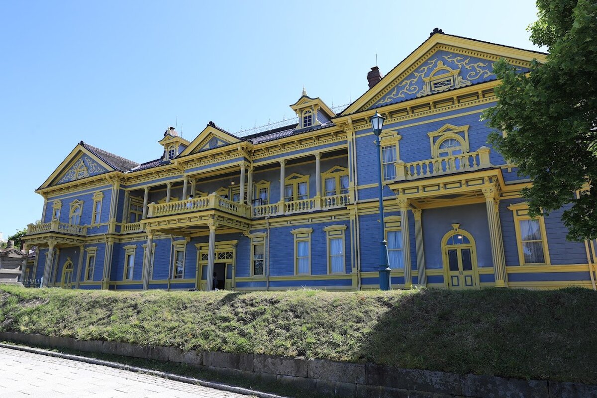 ドイツ伝統製法のハム・ソーセージ：店舗外観、人物像あり