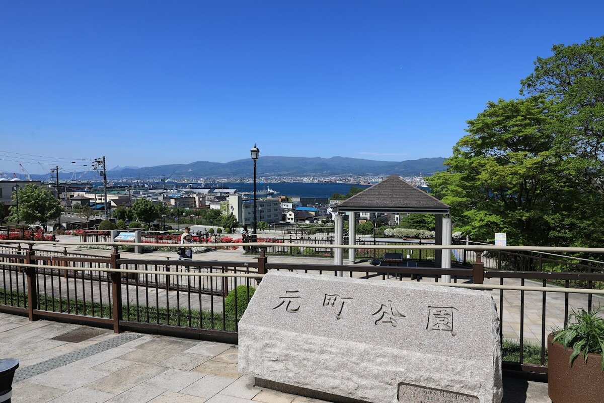 都市の風景と海