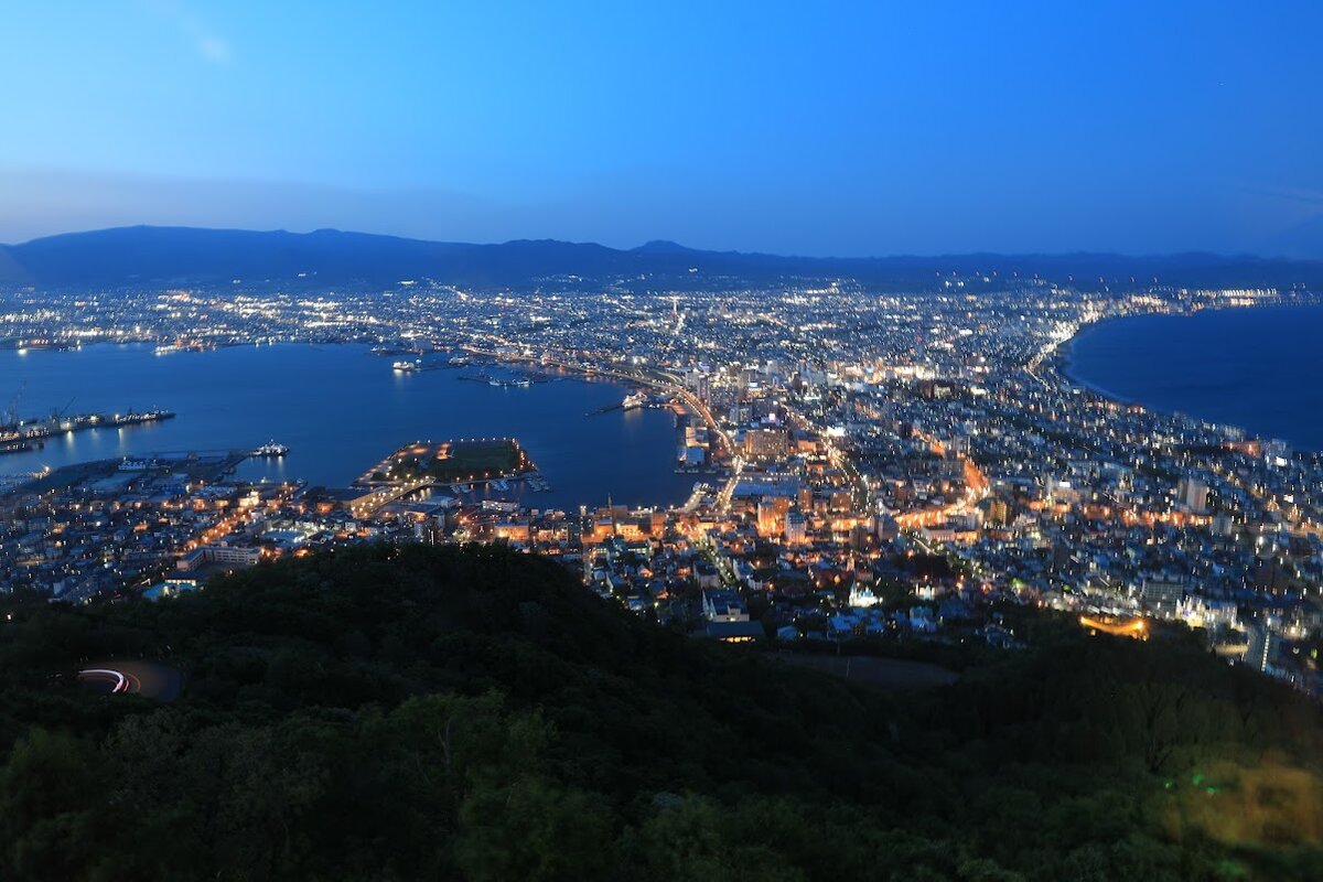 ホテルのロビー、受付カウンターと待合スペースがある