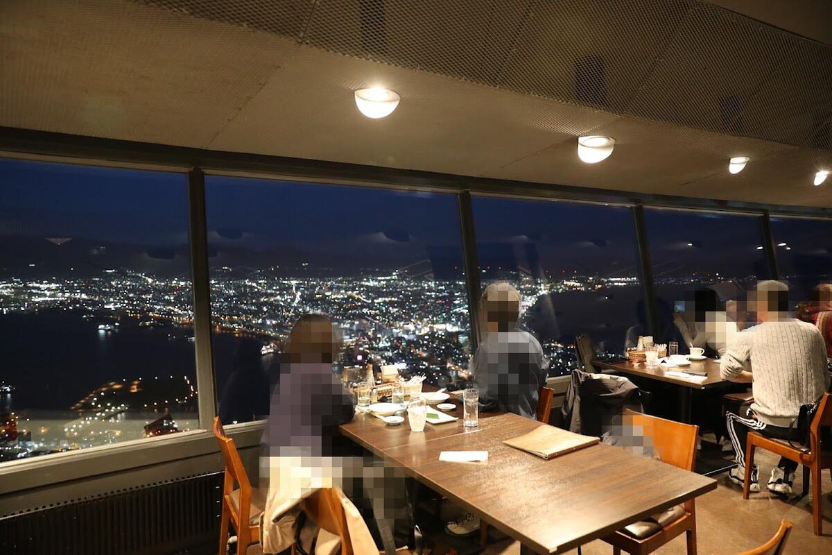 和食の膳、焼き魚、ご飯、サラダ、デザートなど。