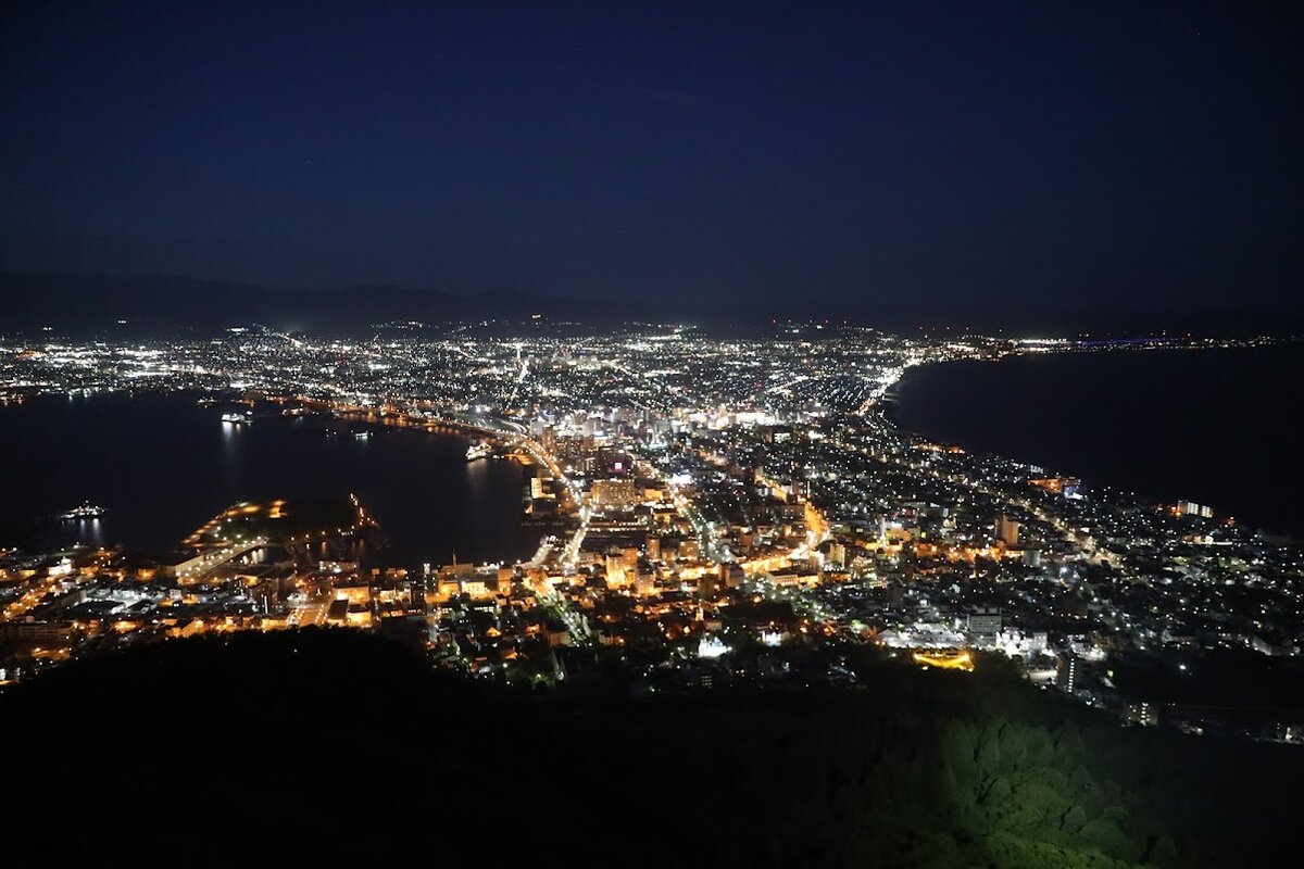 THE TOKYO STATION HOTEL：ホテルの部屋のインテリア。デスクと椅子、照明がある。