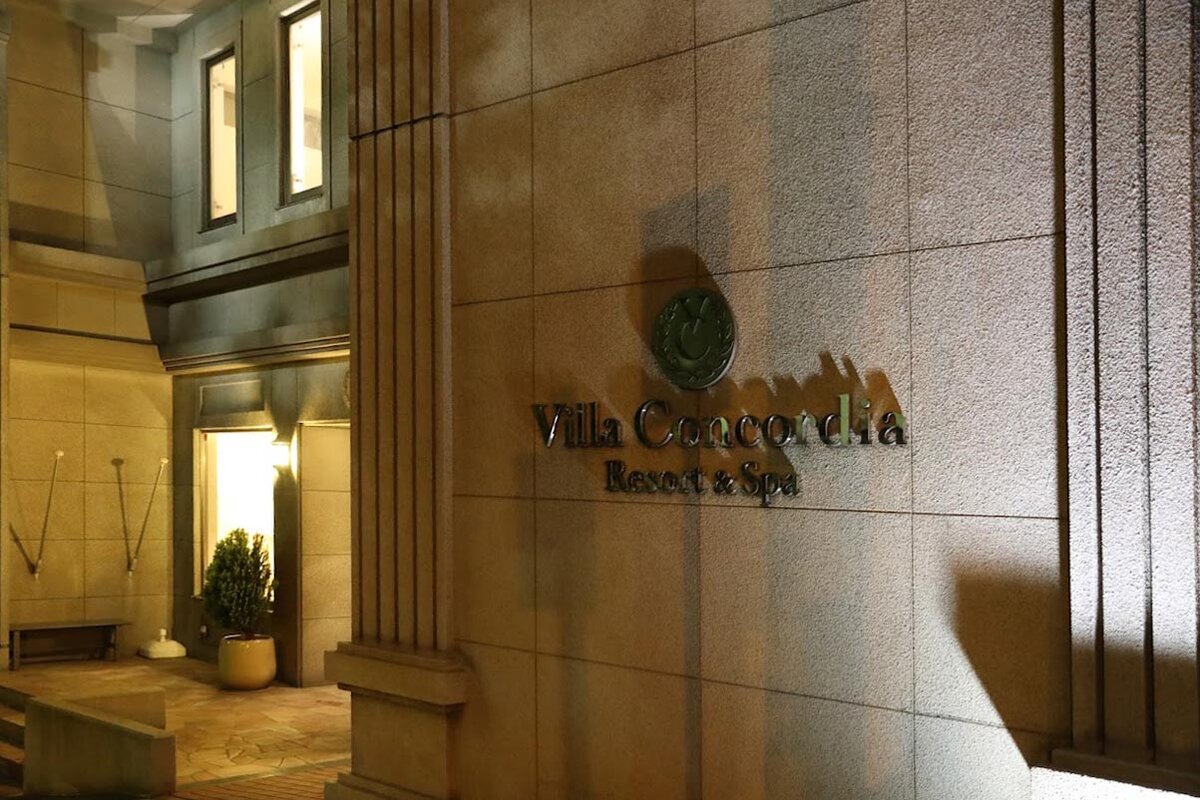 金森赤レンガ倉庫：レンガ造りの建物の外観。白いドアが開いている。