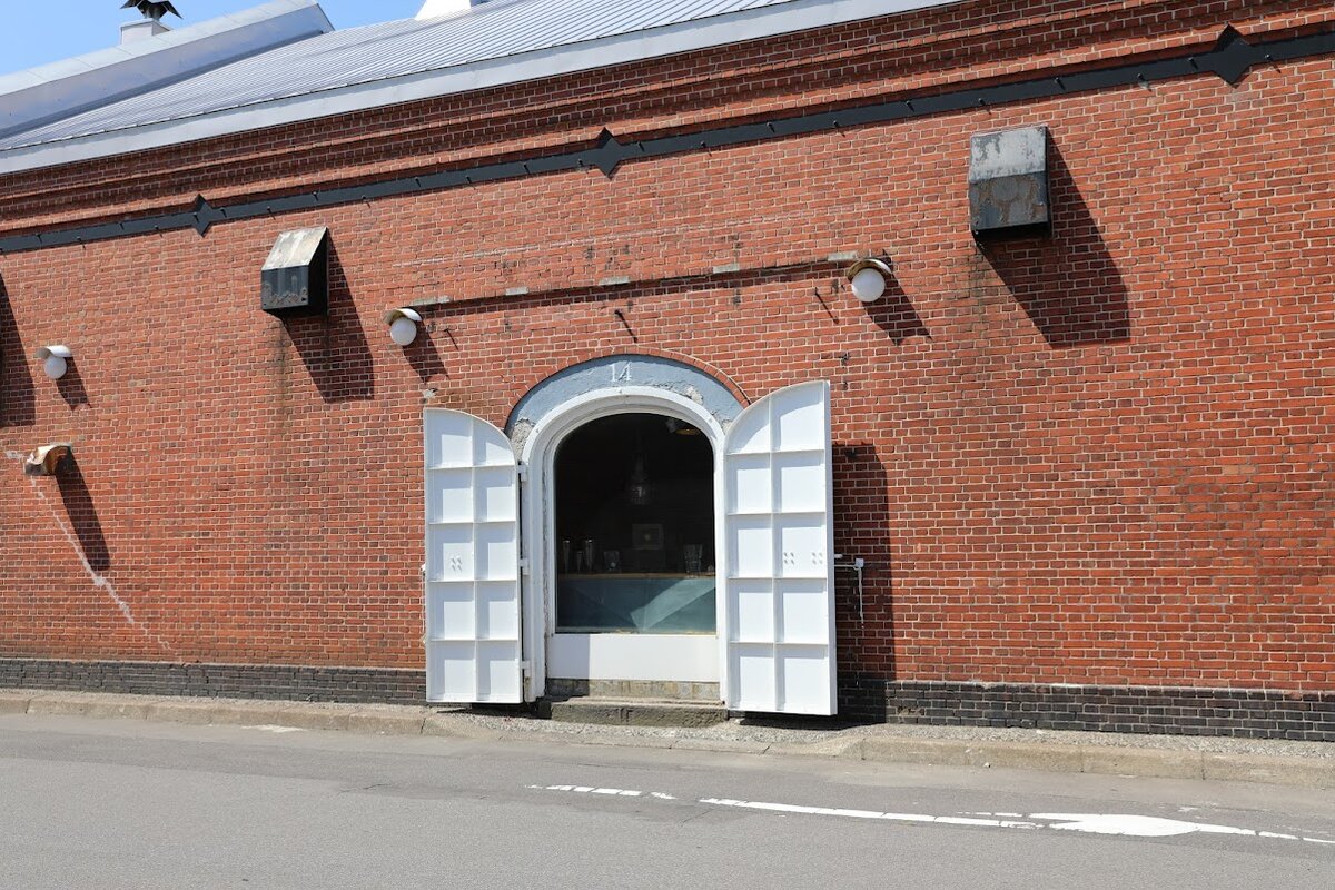 金森赤レンガ倉庫：海と山と街並み