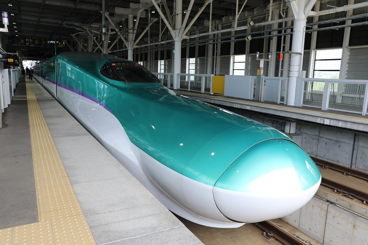 ラッキーピエロ マリーナ末広店：ラッキーピエロの店舗外観。入り口付近には看板やメニューが...