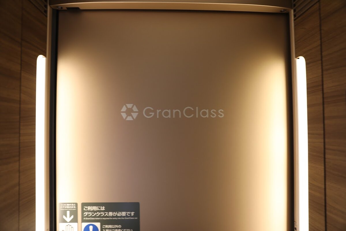 海鮮料理と釜めし あらき：ウニ、レモン、わかめ、大根のつまが盛られた料理