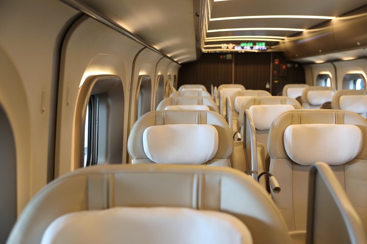 GranClass：駅のホームに停車中の新幹線