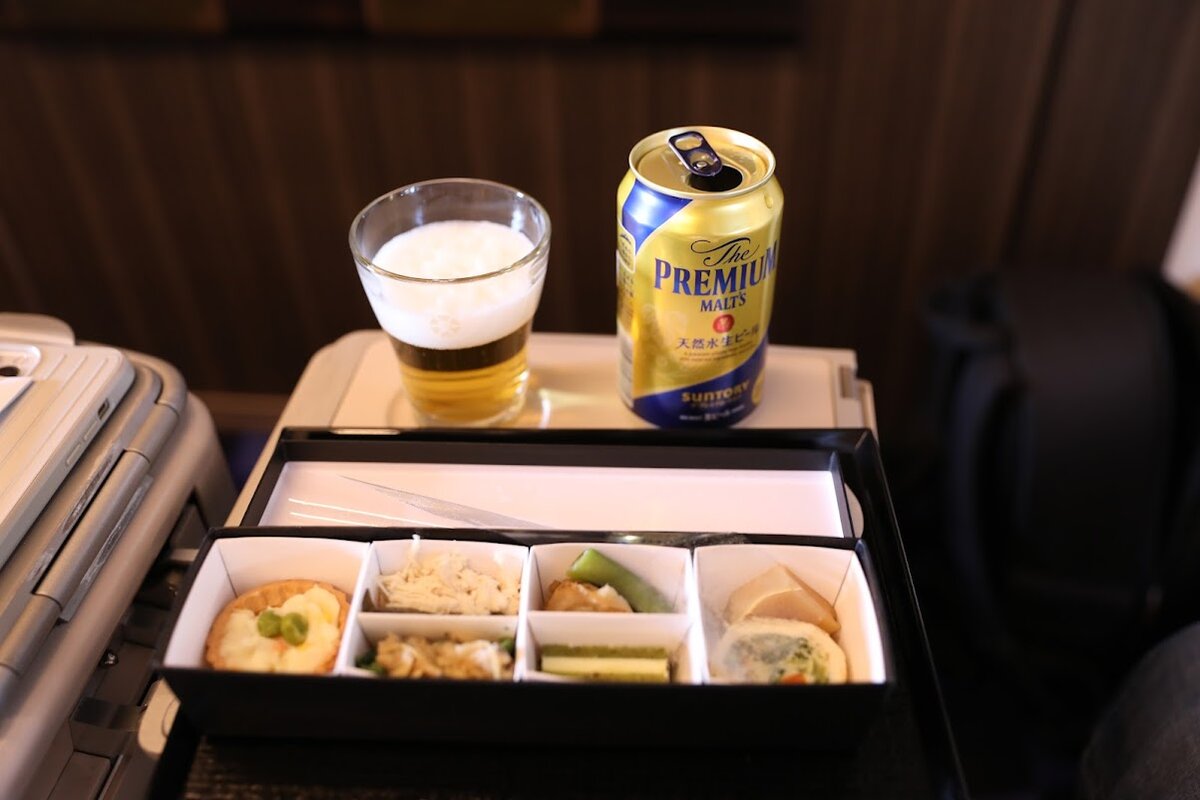 GranClass：新幹線の車両側面。グランクラスのロゴと禁煙マークがある。