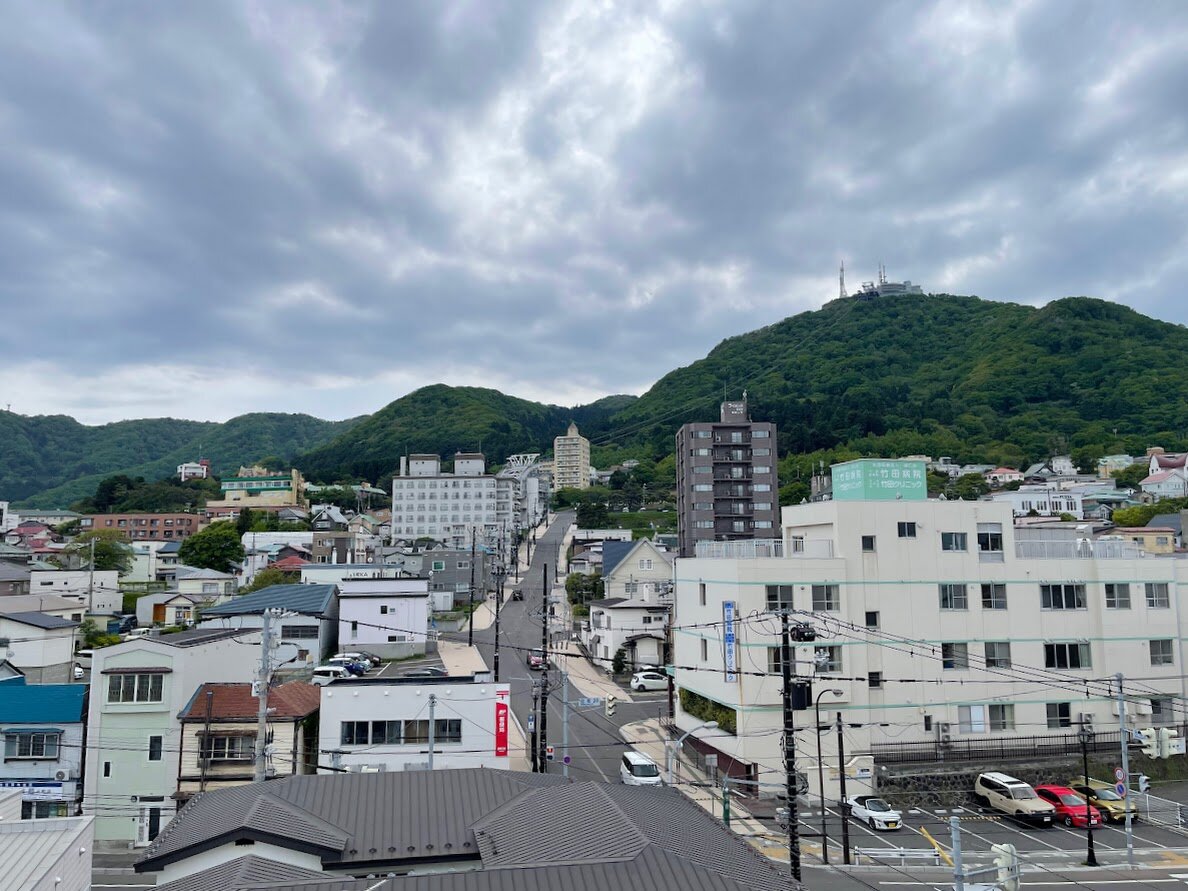 路面電車が走る街の風景