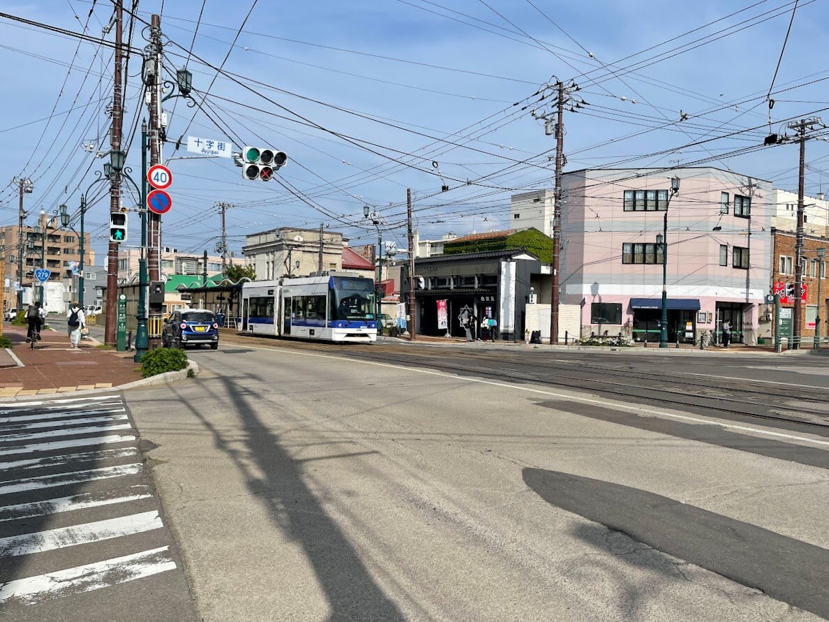 Mitsuishi House:レンガ造りの建物と、手前に見える石畳の道。数人の人物が見...