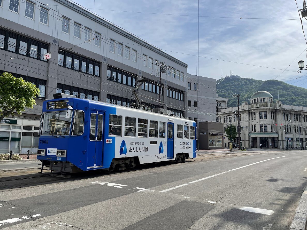 小樽運河沿いの倉庫群と並木道