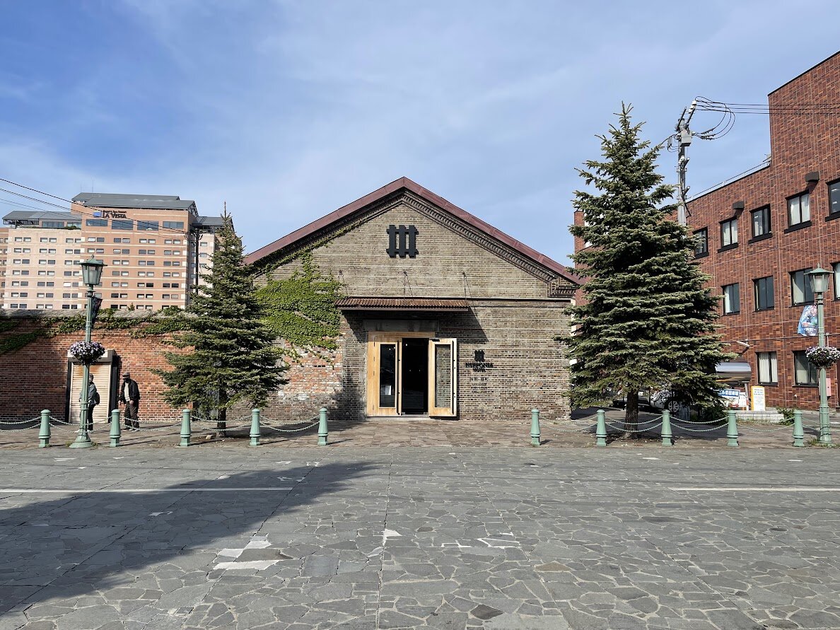 運河と倉庫群、橋の上に人がいる