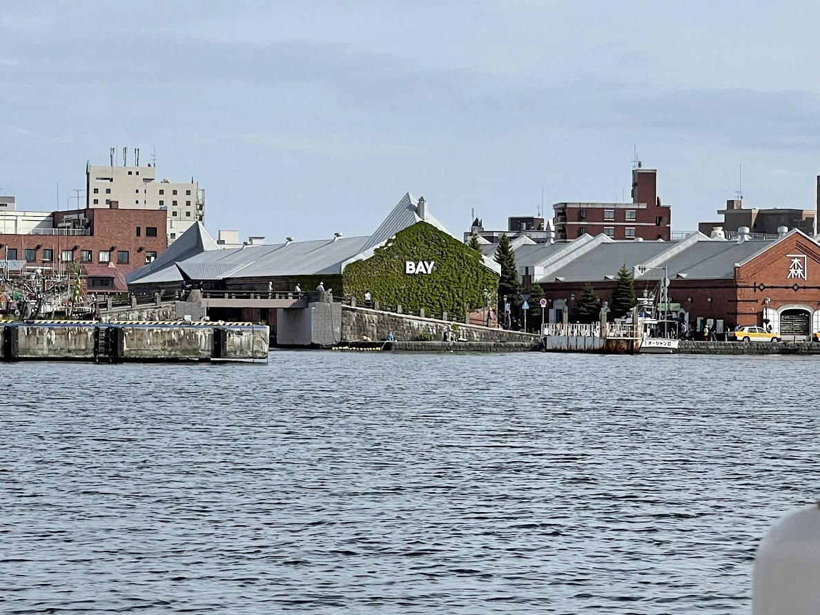 ピンク色の飲み物とメニューが置かれたテーブル