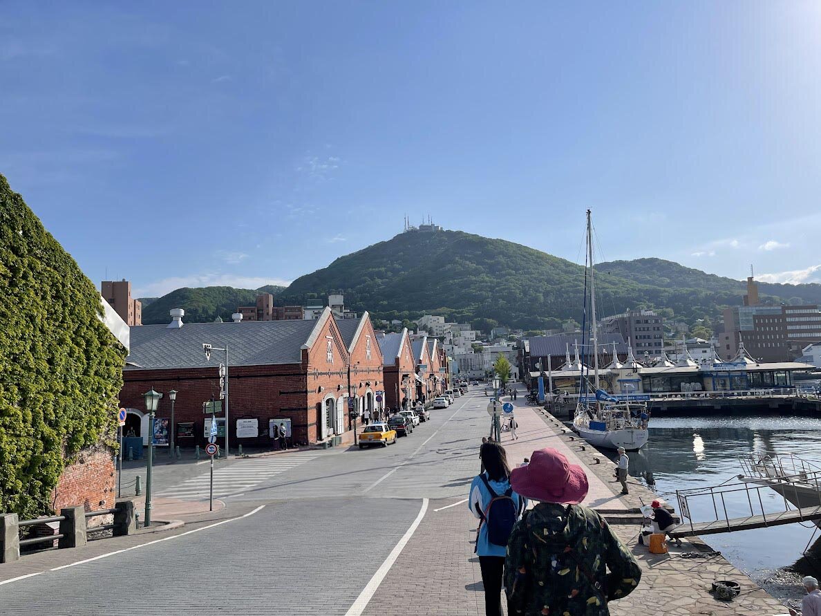 BAY:港に面した倉庫群の風景