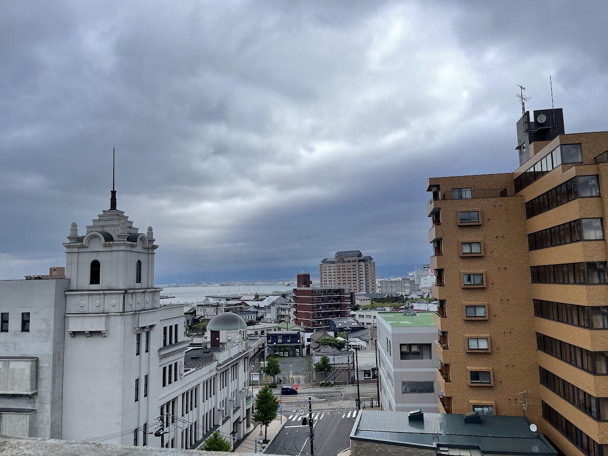 元町公園:元町公園の石碑と街並みが見える風景