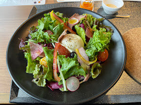 ホットドッグと飲み物、お菓子がトレーに乗っている