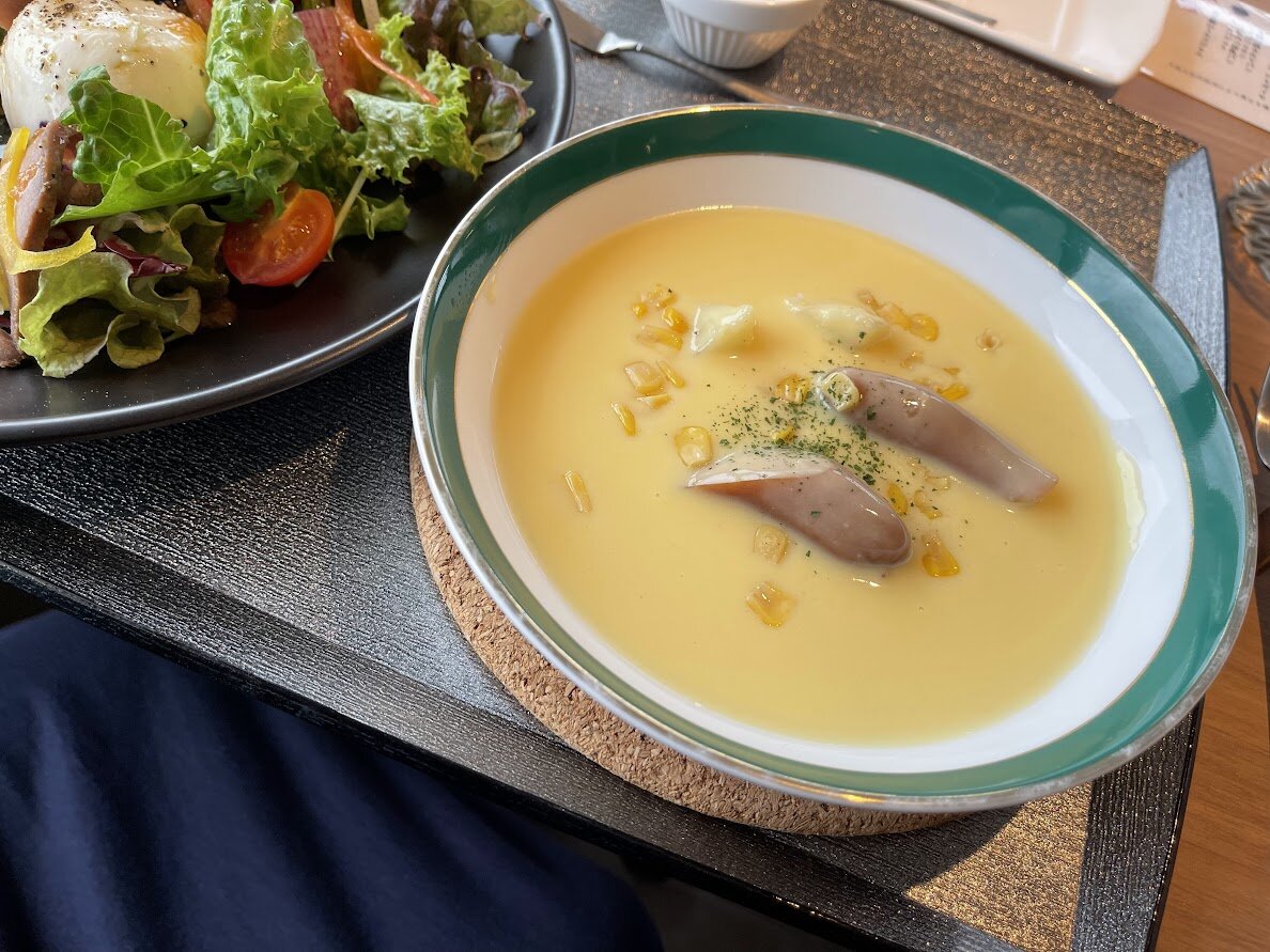 ホットドッグ、ベーコンと玉ねぎ炒め、コーヒー