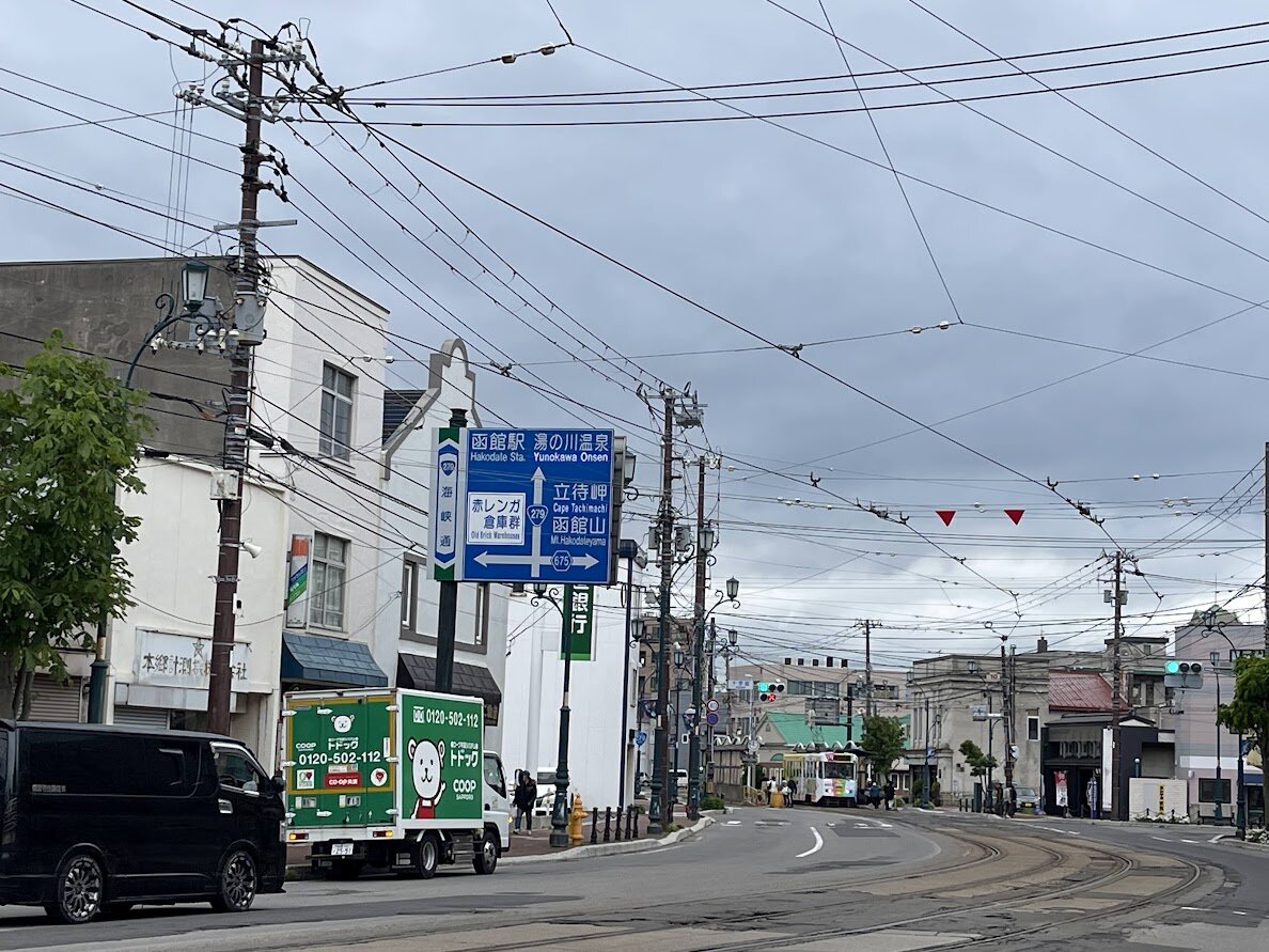 市街地の風景、山と海が見える