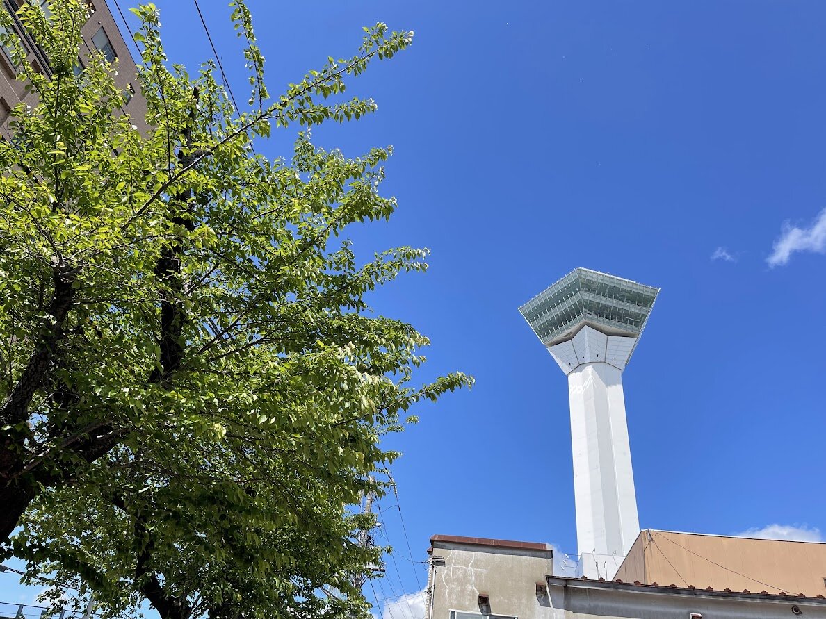 街の風景と人物の像