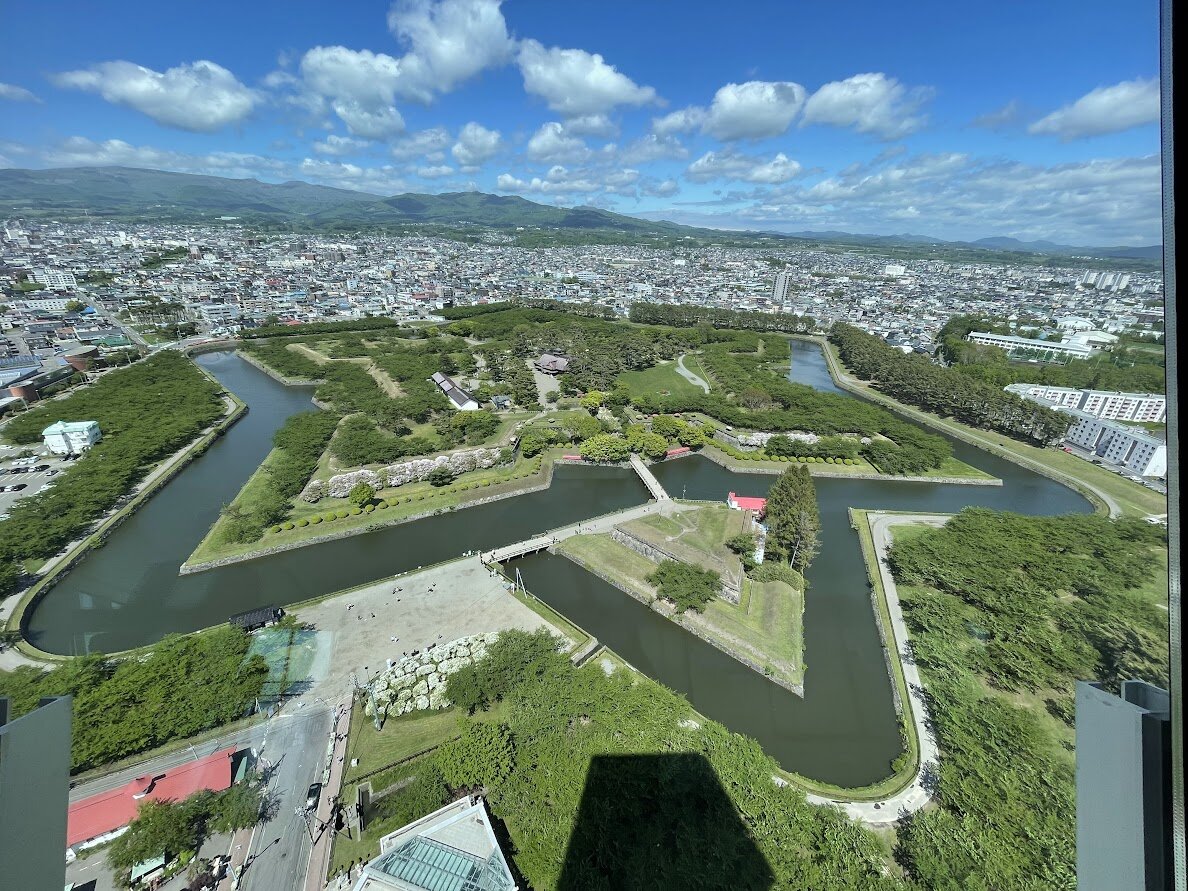 市街地の風景と海